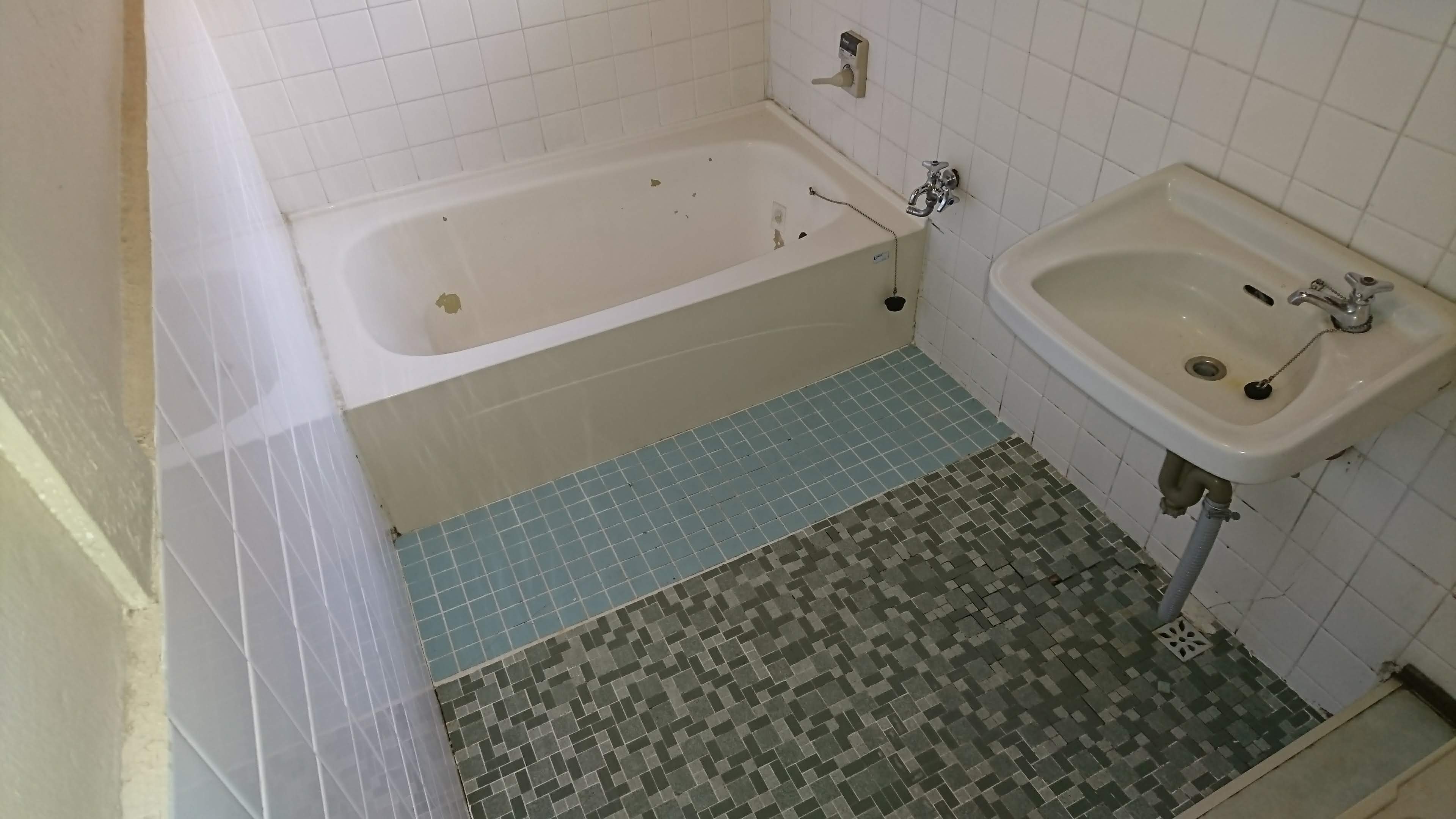 賃貸住宅の浴室プチリフォーム 福岡市南区 お風呂のリフォーム（リメイク）はネオ技建。ヒビ割れ、サビ、カビ、水アカ