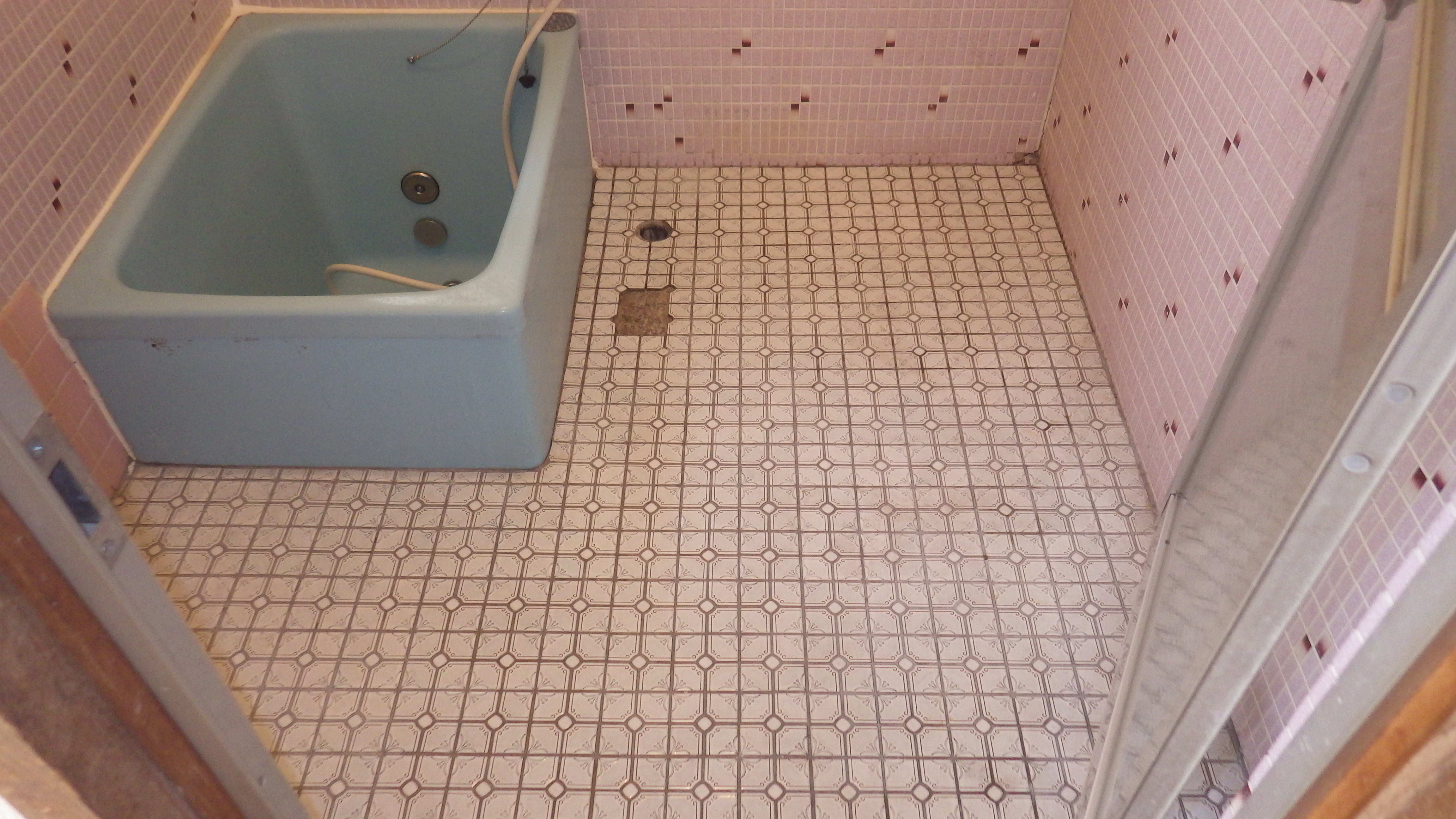 浴室床タイルの剥がれをバスナフローレでリフォーム 北九州市小倉北区 お風呂のリフォーム（リメイク）はネオ技建。ヒビ割れ、サビ、カビ、水アカ