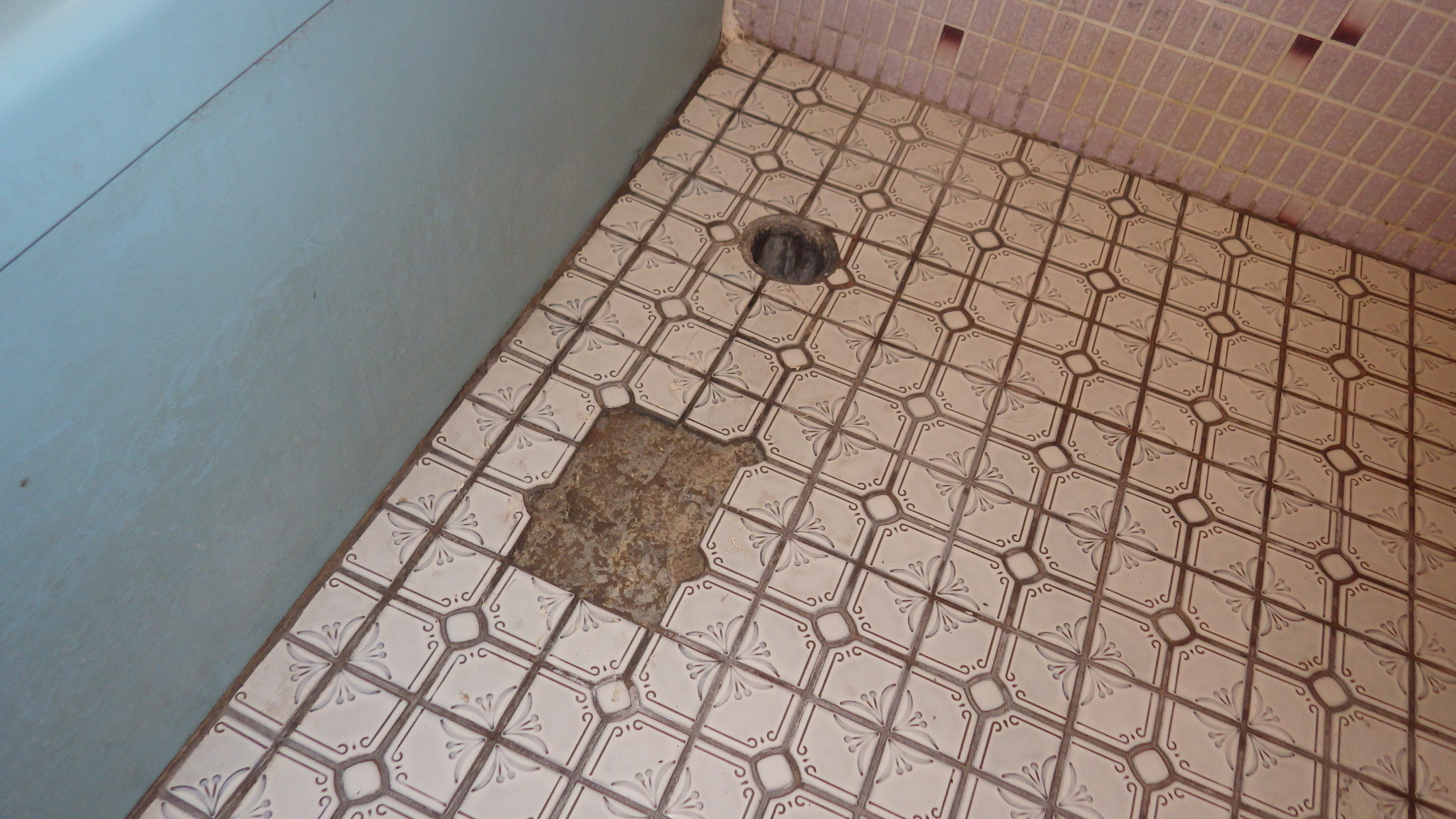 浴室床タイルの剥がれをバスナフローレでリフォーム 北九州市小倉北区 お風呂のリフォーム（リメイク）はネオ技建