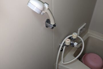 補修のついでにシャワーや鏡の交換もOKです。 補修のついでにシャワーや鏡の交換もOKです。