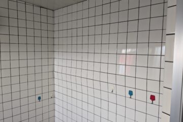 タイル壁の浮き部分はパネル補修も可能です。